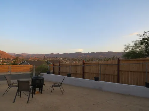 Large Home 3/3 plus Bonus Rm, 14' Pool & Jacuzzi, close to Downtown Joshua Tree