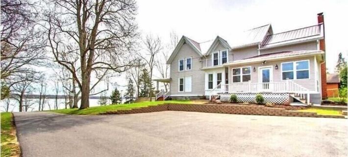 Beautiful 5 bedroom Lake House across the street from Cayuga Lake. Hotels in Seneca County