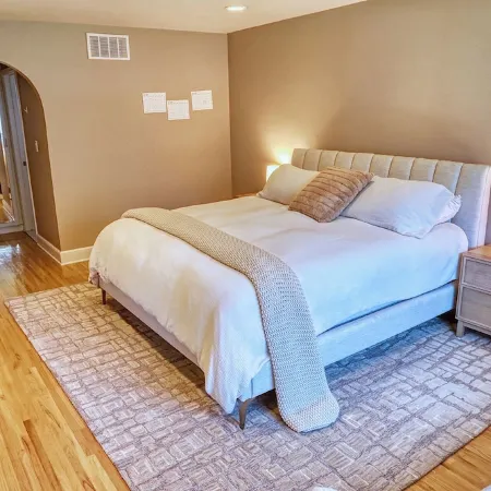 Luxurious, comfortable pool home in Buffalo, minutes from Niagara Falls