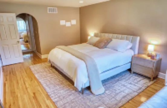 Luxurious, comfortable pool home in Buffalo, minutes from Niagara Falls Hotels in Getzville