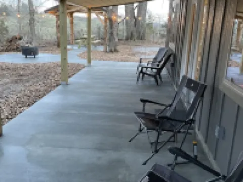 Brand new cabin in the woods with hot tub  1/2 mile from Starview Winery Hotels in Union County