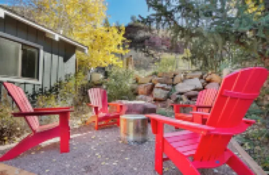 Red Cliff Chalet, Cozy 2BD guesthouse, AC, Close to town, hot springs, skiing