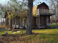Cabin in the Woods - 10 minutes to Bartlesville Hotels near Joseph H. Williams Tallgrass Prairie Preserve