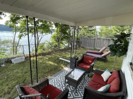 Right on the River! walking to town/artpark/docks Отели в г. Льюистон