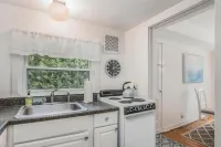 #3 Bright 1-Bdrm suite downtown with parking