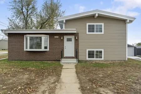 Kadia’s Place-The One With The Pool Table & TVs Отели в г. Сидар-Рапидс