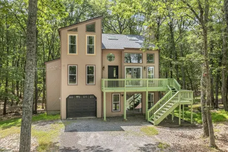 Stylish Cabin with Game Room