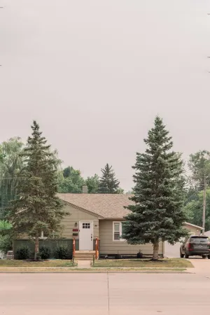 Colorful & Fun 4 Bdrm, 6 Beds, 2 Baths, Hot Tub & Outdoor Living in Rapid City!