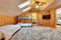 Crystal Lake House W/ Private Beach + Lake Access فنادق في Harrison