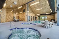 Great Fall Views! Indoor Pool and 2 Hot Tubs! Renovated! Near Gsmnp!