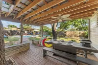 Fall Sale! Pool, Pets, Near DT, Quiet, Games!