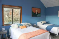 Cozy & Quiet 2 bdrm private Treehouse getaway with Amazing Views minutes from UO - balcony