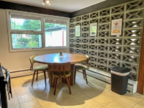 Mid-Century Prairie House by SU W/espresso/coffee bar, workspace & fast Wi-Fi