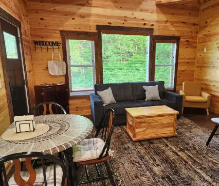 The Harmony Cabin A cozy one bedroom cabin!