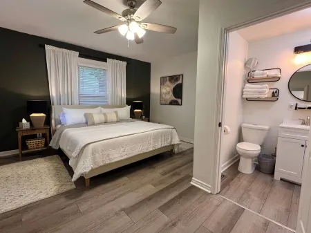 Cozy 2 Bed 2 Bath Retreat with Home Office. Near UT & DT Knoxville!