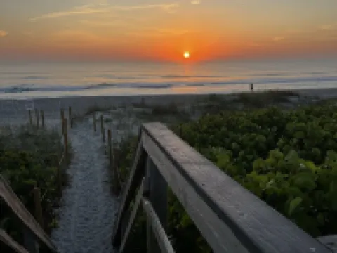 Newly renovated spacious 4BR home with pool & game room, 800m from the Beach Hotels in Melbourne Beach