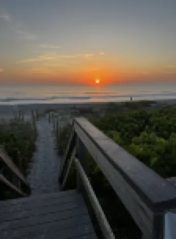 Newly renovated spacious 4BR home with pool & game room, 800m from the Beach