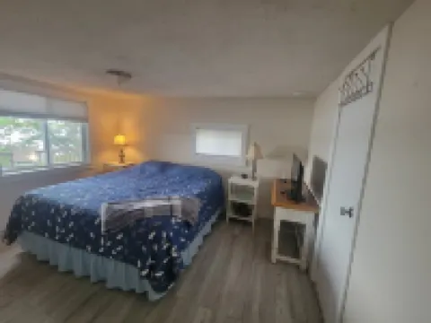 Beautiful lake side cottage 漢普登酒店