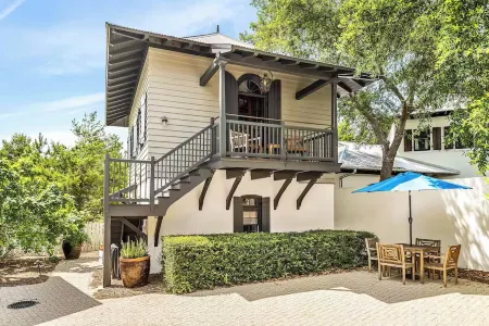 Rosemary Beach Home and Carriage House Sleeps 16 with private pool and courtyard