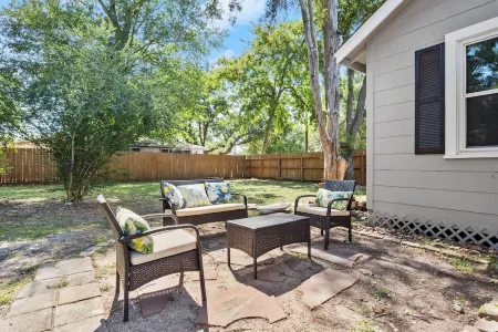 1950s Cottage-steps from Trendy Old Town Tomball dining, coffee, shops Отели в г. Томбал