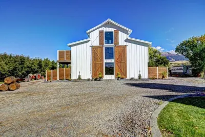 The Barn at Taylor Farms Hotels near Skyway Ski Trailhead