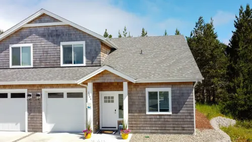 Short walk to BEACH - 3 bedrooms w/TVs- SLEEPS 6 - Dogs OK!