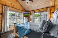 Minutes to Dollywood! Hot Tub, Game Room, Main Floor King Bdrm, Bunkroom! Hotels near RainForest Adventures Zoo