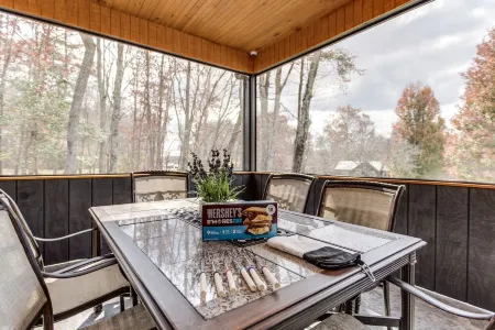 3-Br Luxury Home with Hot Tub & Arcade Games