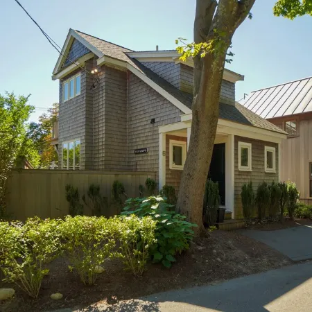 #CozyBluffs #OakBluffs #EastChop 1 BD, 1.5 bath home-Walk to Town-Ferries-Beach!