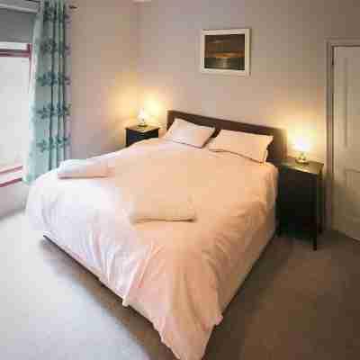 Superking beds, spacious and comfortable first floor apartment near town centre Rooms