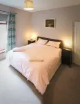 Superking beds, spacious and comfortable first floor apartment near town centre