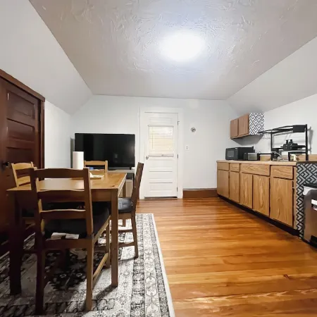 Cozy 2-bedroom apartment in charming Dedham - Legacy Mall with WiFi Отели в г. Дедхэм