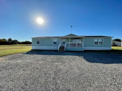 "Beach Break" less than 10 minutes from Lake Texoma and Choctaw Casino Hotel dekat Uptown Durant Center