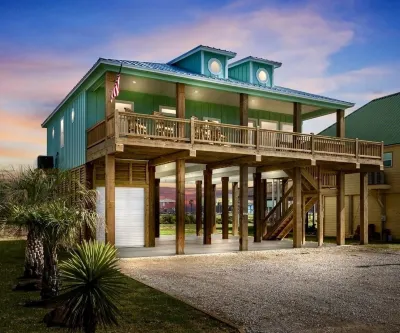 “Sea Glass”; Beach Views Galore; Private Beach Access; Brand New/Hidden Gem