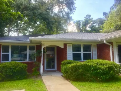 Grace's Getaway: Newly refurbished.Two blocks to the beach! Hotels near Georgia Sea Turtle Center