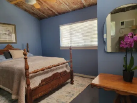 Carriage House - Historical District One Block off High Street Hotels in Comfort