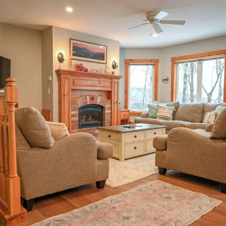 2 Story Condo @ Jay Peak w/ Hot Tub, Short Walk to Amphitheatre Отели в г. Джей