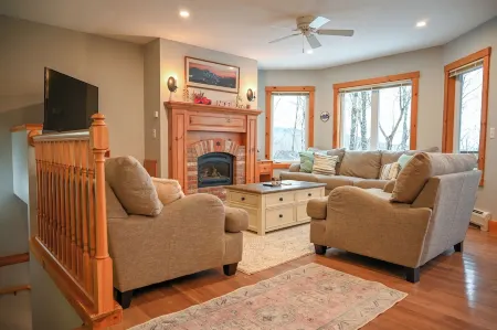 Ski-In/ Ski-Out, 2-Story Condo @ Jay Peak Resort W/ Outdoor Hot Tub Отели рядом с достопримечательностью «Джей Пик Резорт»