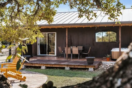 Casita Refugio- Hot Tub, Fire Pit, Views, King Bed...near wineries and breweries