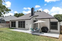 Fully Remodeled 3 bedroom 2 Bath Home Hotels near St. John Lutheran Church