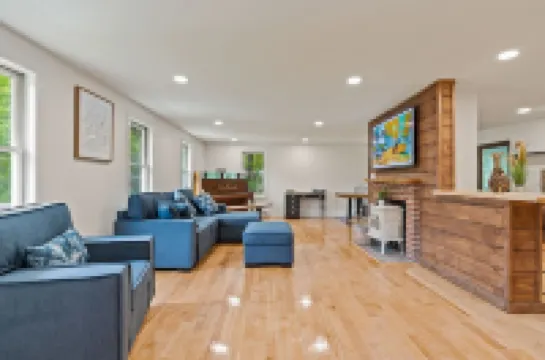 Cozy Home 1mi. to Beaches/Shops/Dining, Hot Tub, Big Patio, Pvt Yard, Fire Pit