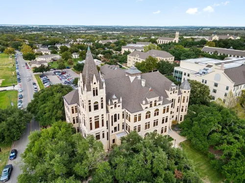 Downtown Georgetown Retreat for the family or entertaining. Pet-Friendly!