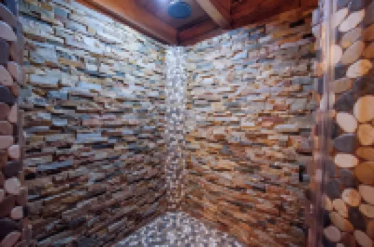 Beautiful log home less than a half mile from ichetucknee springs north entrance