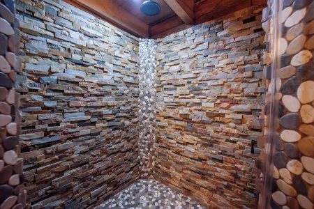 Beautiful log home less than a half mile from ichetucknee springs north entrance