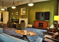 Spacious & historic residence in downtown, a 15-min walk to most venues & events