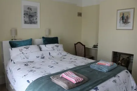 Spring Gardens, 4-bedroom seaside family home Отели рядом с достопримечательностью «Шанклин в Ventnor Coastal Walk»