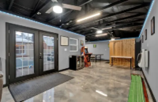 Home in Royal Oak w/ pool & sauna & dream garage 羅亞爾奧克酒店