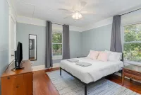 Updated historic 3b1.5b house minutes from old downtown w/ deck & work space Walmart Supercenter附近的飯店