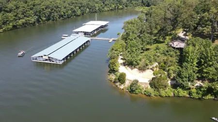 Lynnhurst Resort - Kentucky Lake Water View Cabin 4 (Dog Friendly