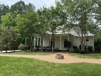 Farmhouse escape, minutes to Lake Gaston or Downtown Littleton. Pets welcomed!